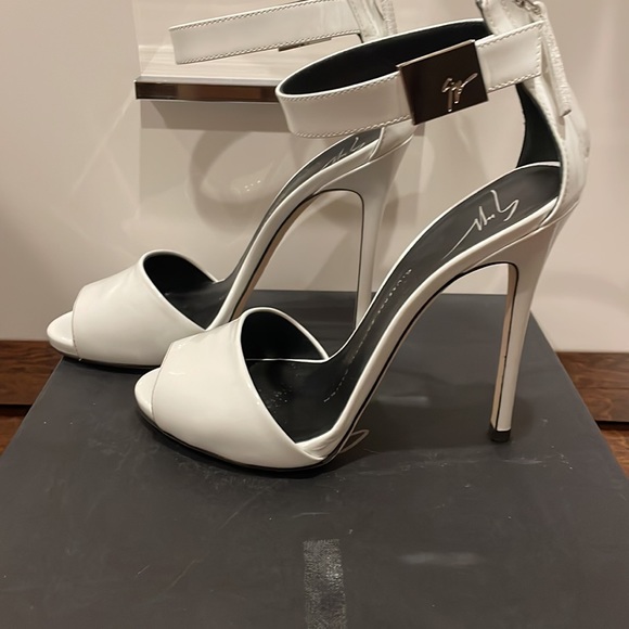 Giuseppe zanotti designer shoes. Super beautiful shoe in perfect condition. - Picture 3 of 8